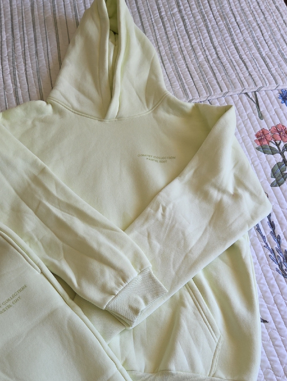 COMFRT Matching Sweats Set - Picture 2 of 3